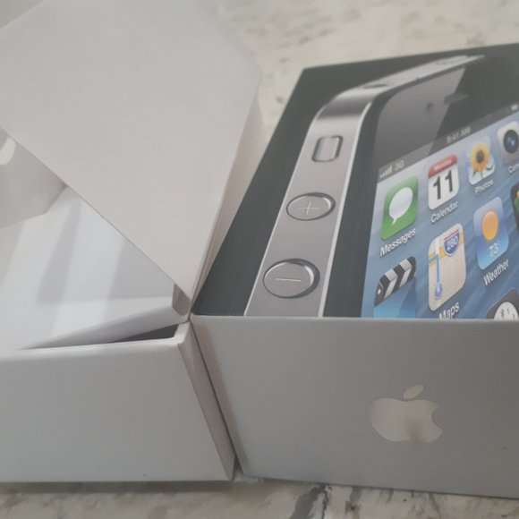 IPhone 4 8GB in Black PREOWNED/USED with original package and charger. - Picture 6 of 7